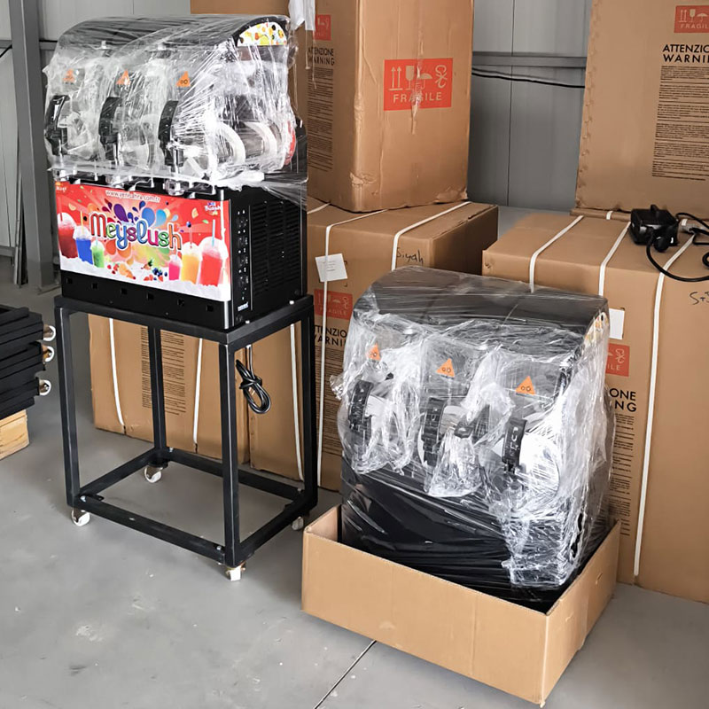 Kafe tezgahında platformun üzerinde ice slush içecek makinesi