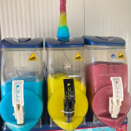 Meyslush makası altında slush makinesi görseli reklamlı.